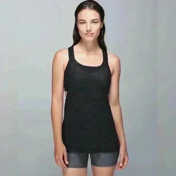 Lululemon Stash It Tank, Black, Size 6. In excellent condition! - Picture 3 of 9